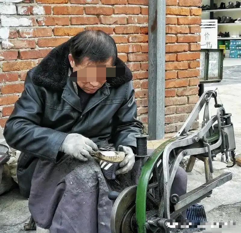 [太阳]悲剧还是发生了！红星新闻5月7号报道，山东平度，男子找摆摊大爷剪短腰带，