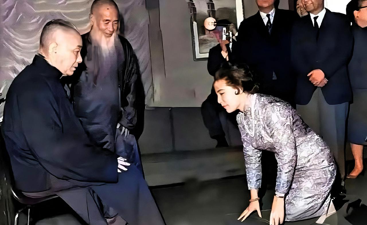 一袭旗袍跪地的女子正是徐雯波。彼时她年仅37岁，身姿丰韵有致，肌肤白皙，容貌绝色