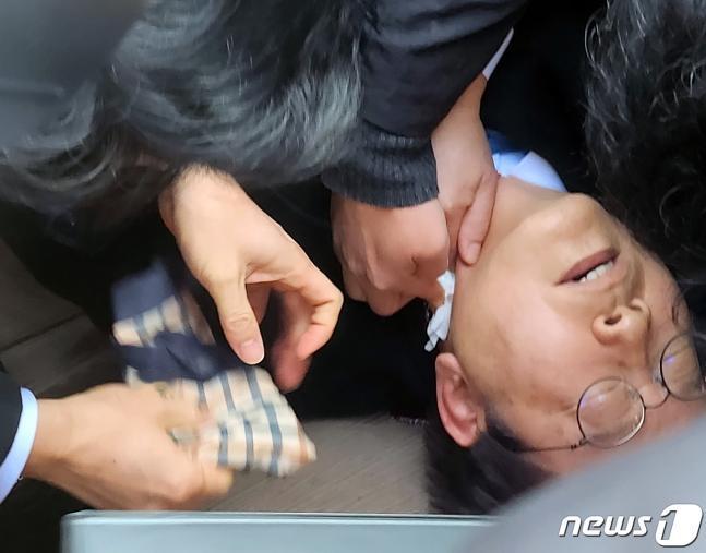 #韩国政治#【韩国总统尹锡悦强力谴责袭击李在明的行为，并称韩国社会无法容忍此类暴