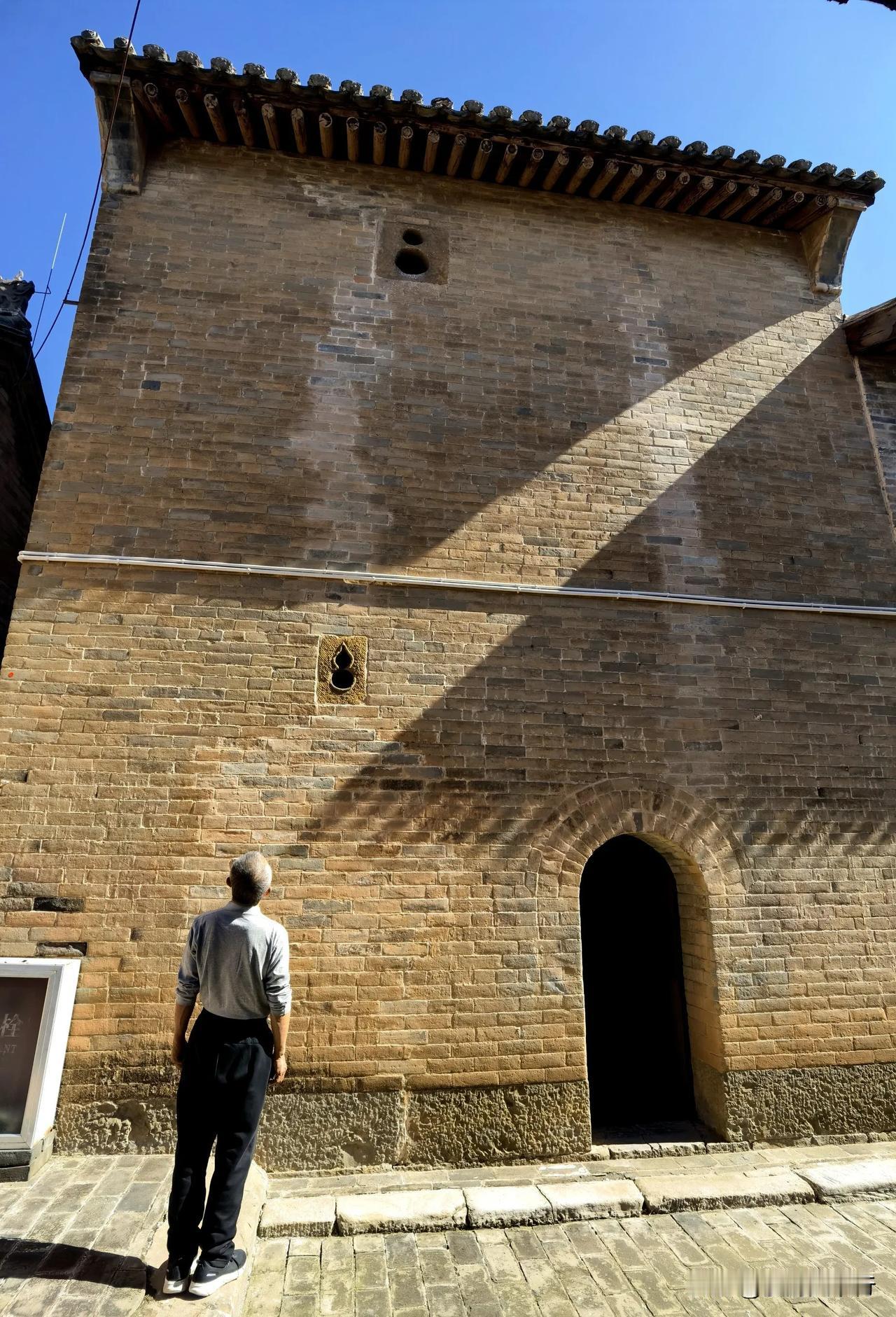 黄土高坡上的佛教寺院。晋城崇明寺远离尘世，它不在深山之中，游人极少。
几无看点。