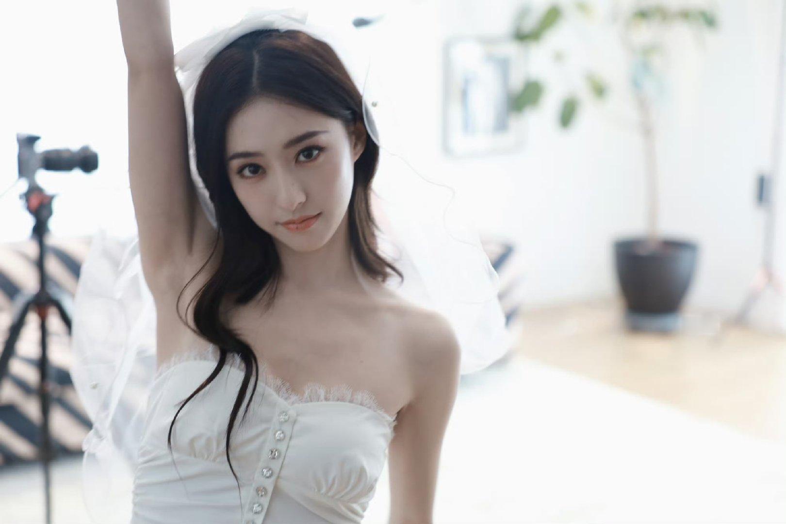 胡连馨给朋友当伴娘 胡连馨伴娘造型清新又养眼！简单妆容搭配利落盘发，素颜感拉满依