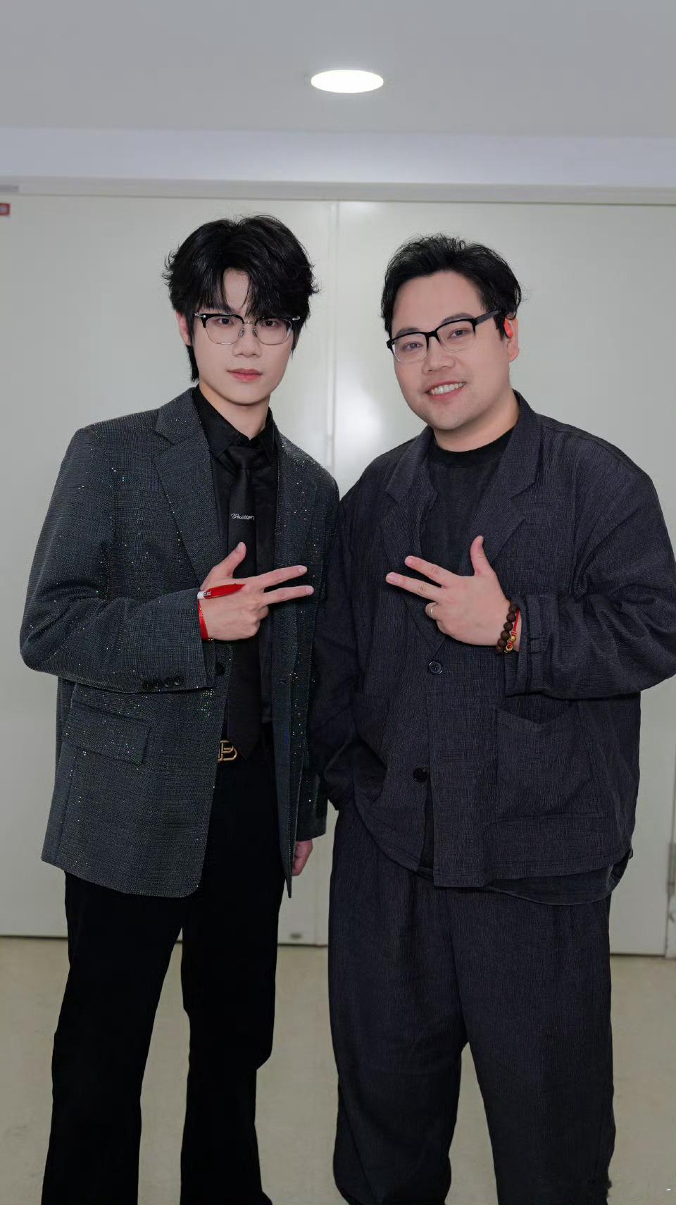 竞燃之夜合影buff叠满，这人脉我服了🤙