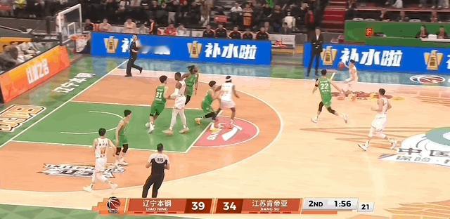 庞峥麟这个反击助攻，传得恰到好处，助飞贾尔斯完成了空接暴扣。辽宁男篮vs江苏男篮