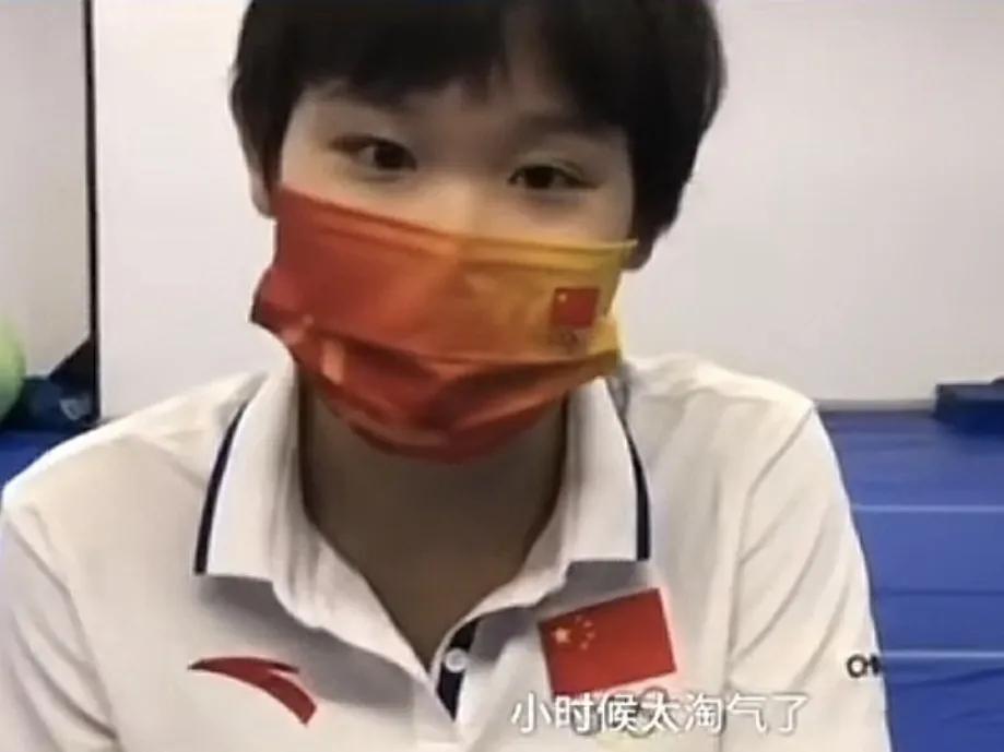 张家齐坦言自己练跳水的原因，说：“小时候太淘气了，我妈妈不让我在床上蹦哒，然后我