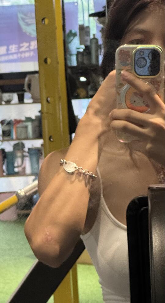 小臂缝缝里都是肌肉🙊