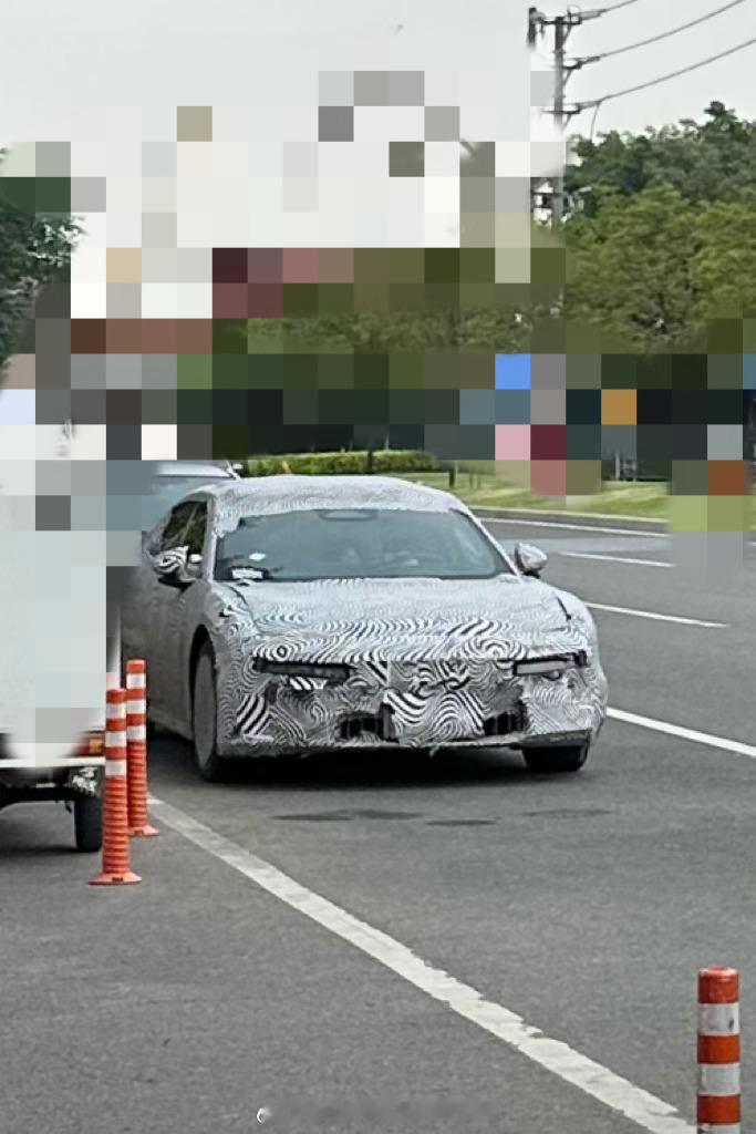 路上看到一台重度伪装的测试车，大家看得出是什么车吗？ ​​​