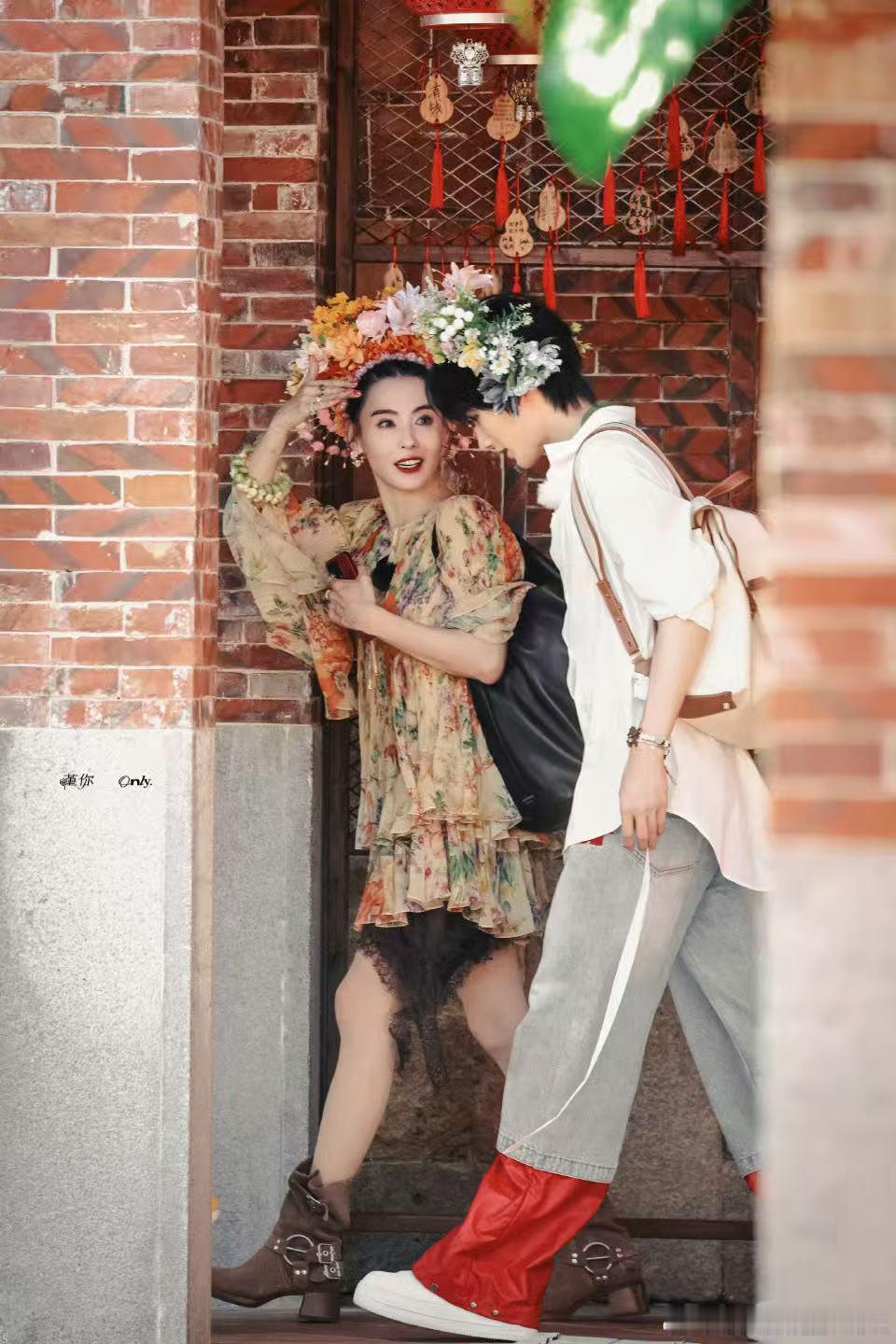 余宇涵一路繁花簪花剧照 余宇涵在《一路繁花2》中的簪花造型真是亮眼，白衬衫搭配簪