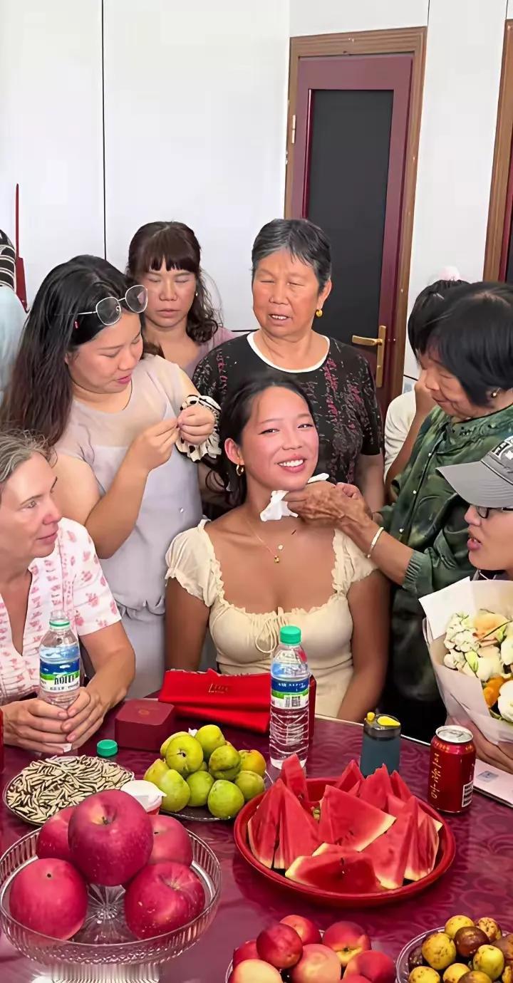 既然已经分开，那就各自安好。以后倘若黄楼能和中国这边的亲人们保持联系，时不时交流