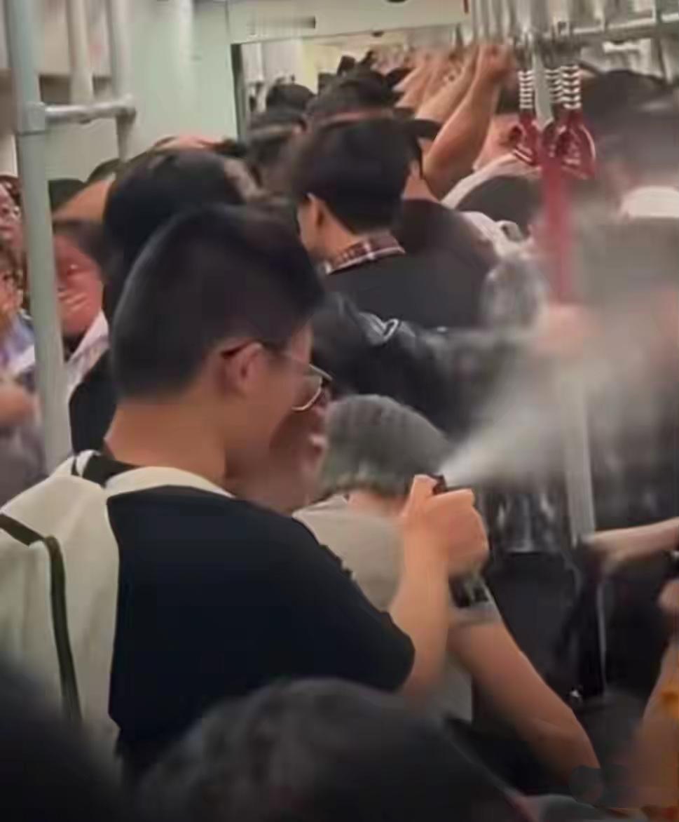 “快跑！”广州地铁神秘喷雾致全员痛哭，谁干的？

你平时挤地铁的时候，都在想什么