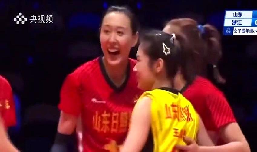 央视三个体育频道今日为何如此有趣，轮番轰炸式的狂播全运会女排决赛。
 

我守着