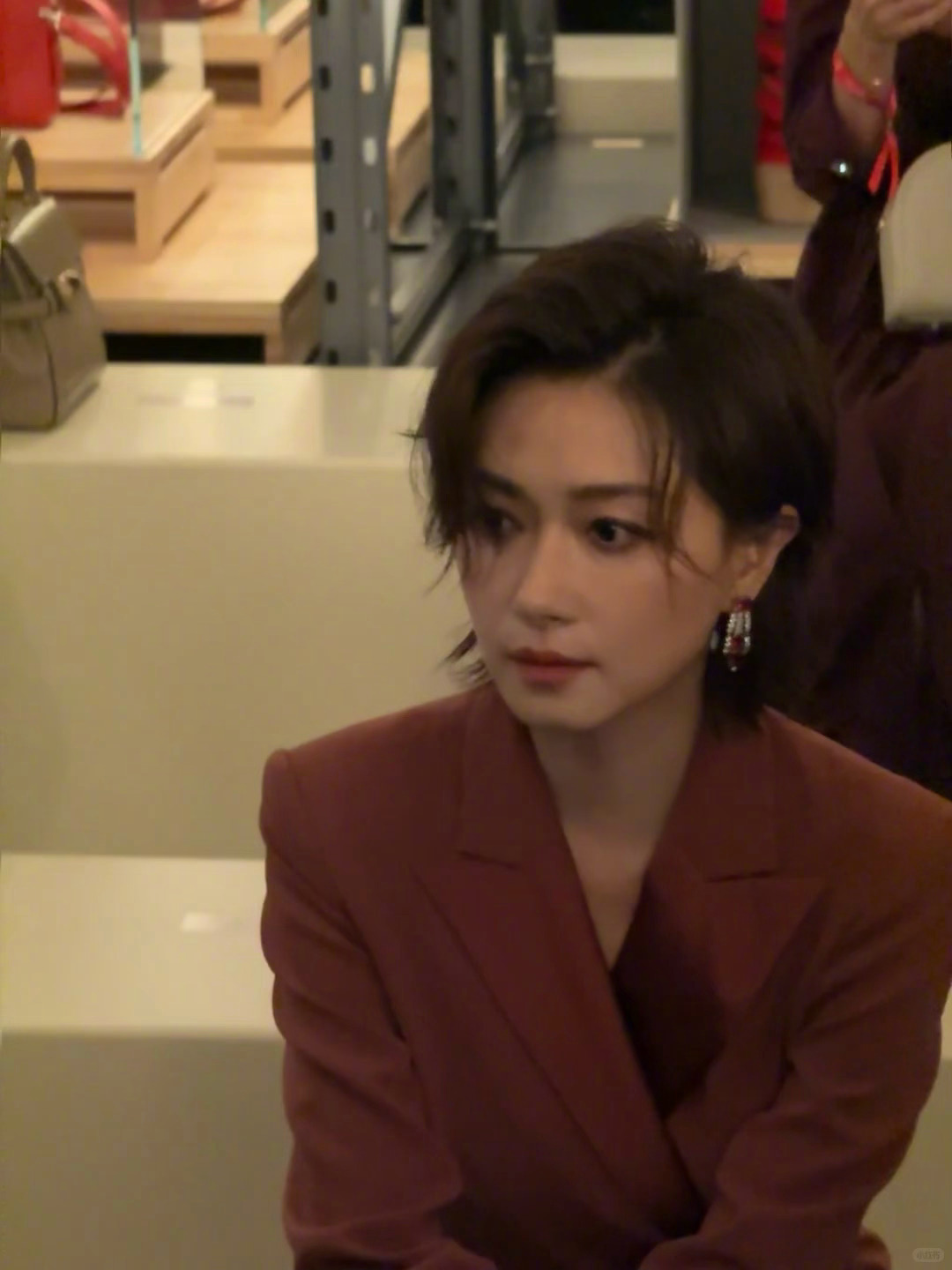 万茜短发高智感万茜戴墨镜又美又飒 有一个画面是她路过媒体区没有刻意看镜头，墨镜遮