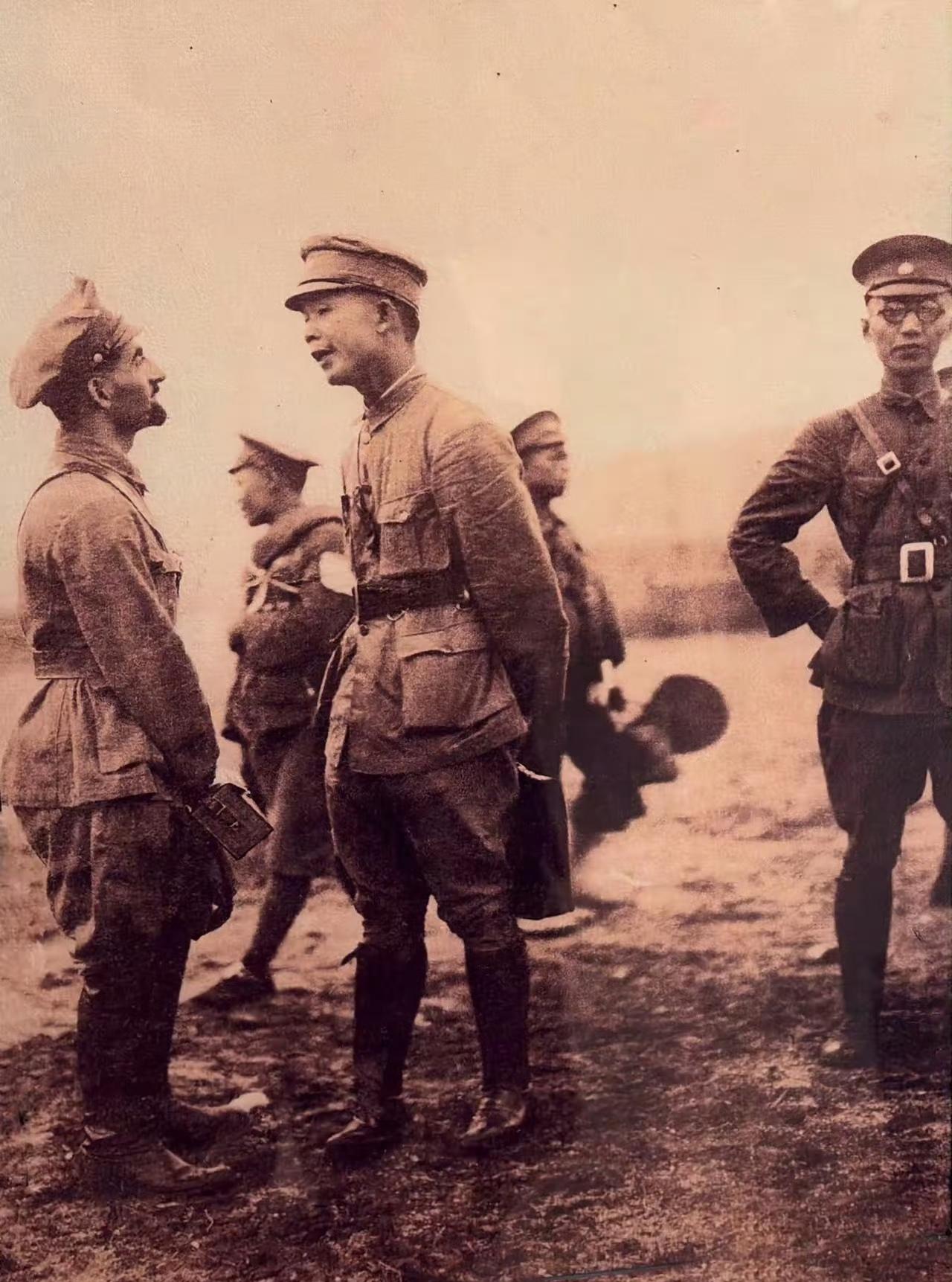 1926年9月国民革命军总政治部副主任郭沫若中将（右一）与总政治部主任邓演达（中