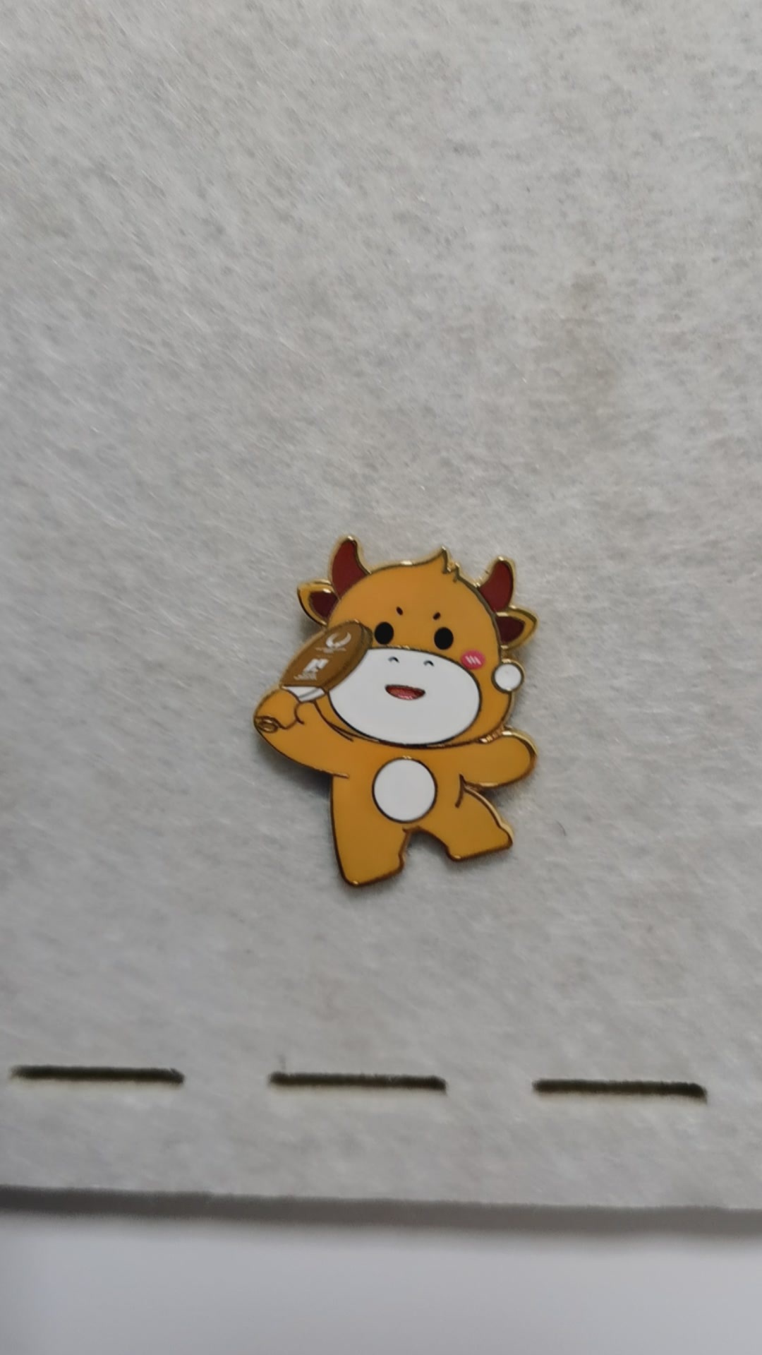 亚洲杯吉祥物特许商品即将出售这是去年的吉祥物pin今年的那个球拍也很好看。想要?