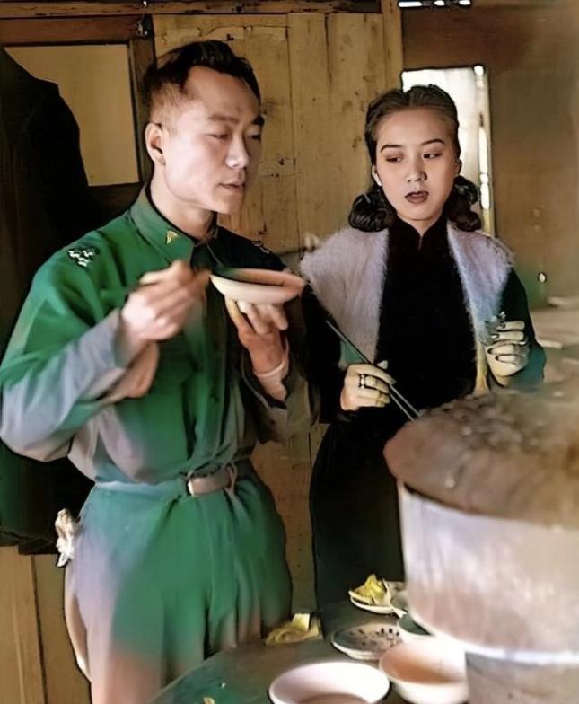 1948 年寒冬，北京一家饭店里，一位年轻国民党军官与夫人正站着吃饭。军官一身挺