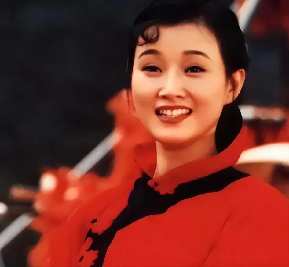 1996年，正当红的歌唱家宋祖英竟然亲自将年仅18岁、长相十分清秀漂亮的同乡小保