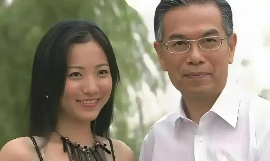 香港首富宋世万，妻妾成群，自以为玩转女人，最后却被自己最宠的四姨太，一个清纯女大