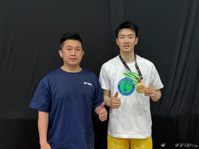 背靠背夺冠！李诗沣2-0横扫泰国黑马，成功卫冕马来西亚大师赛！男单决赛，卫冕冠军