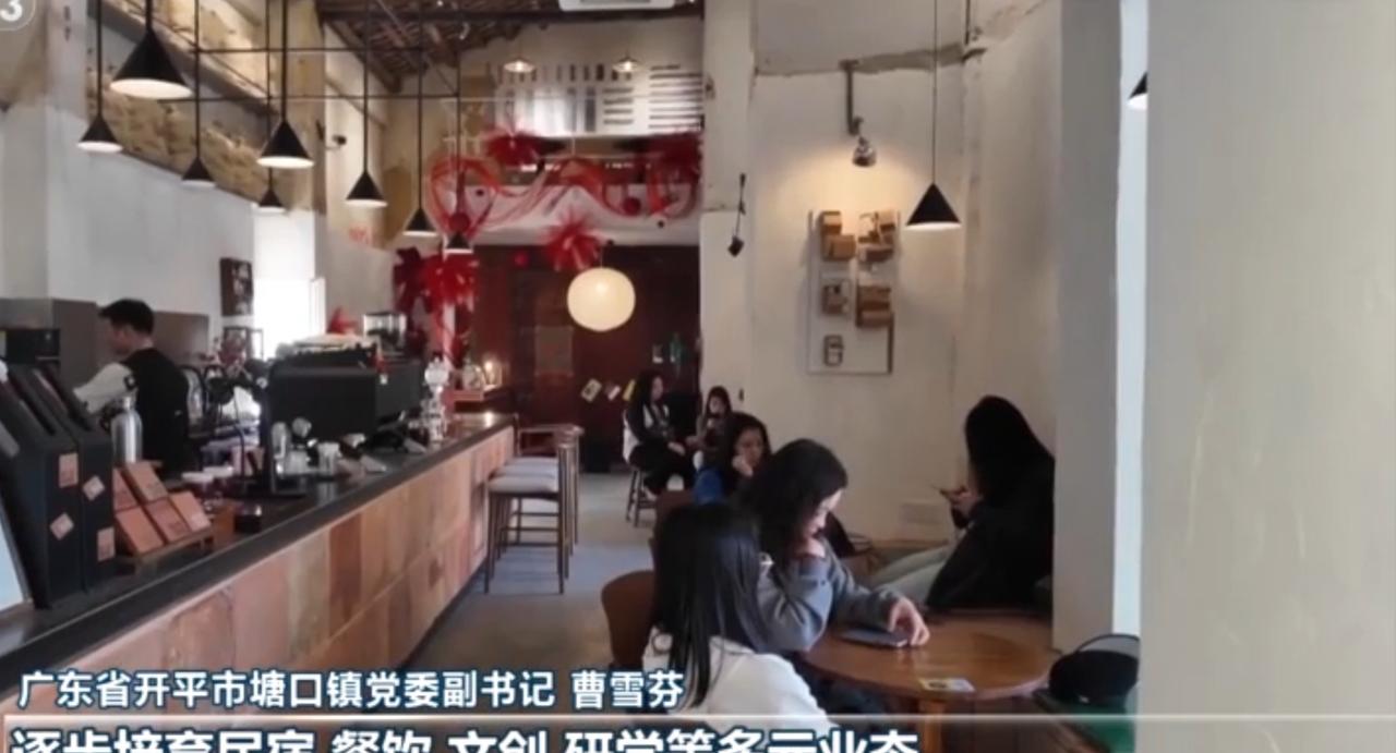 春日里的广东开平塘口镇，千亩油菜花肆意盛放，金黄花海与现代竹构建筑相映成趣。游客