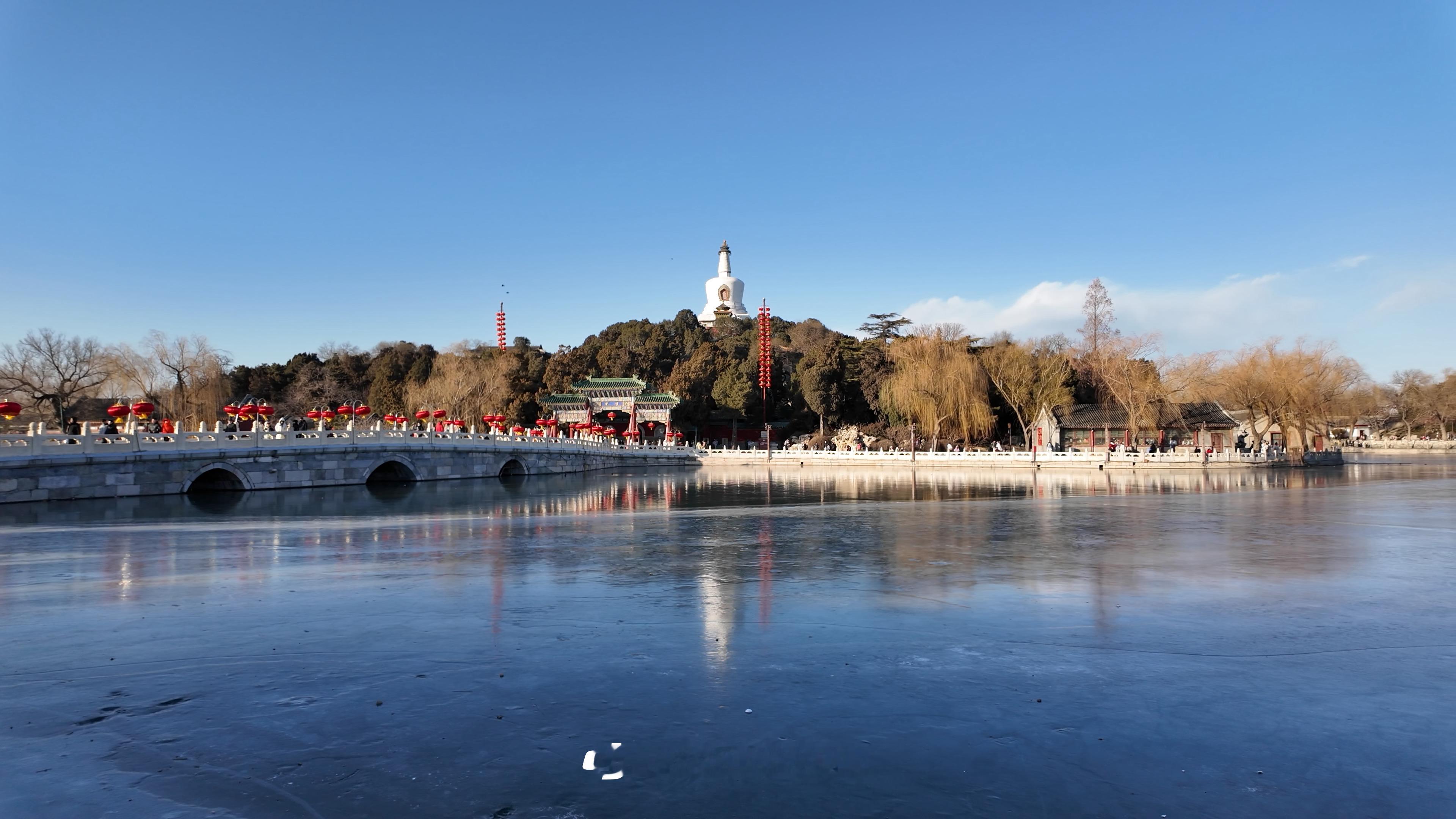 金代时，北海琼岛一带建有万宁宫。万宁宫建成于金世宗大定十九年，位于中都城外东北。