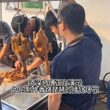 资深师傅正在演示如何制作香烧琵琶的插针环节。