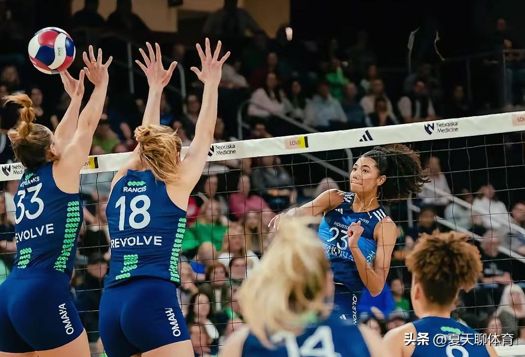 美国女排老将强力汤普森、二传波尔特重返国家队！这可都是猛将啊，俩人的回归，美国女