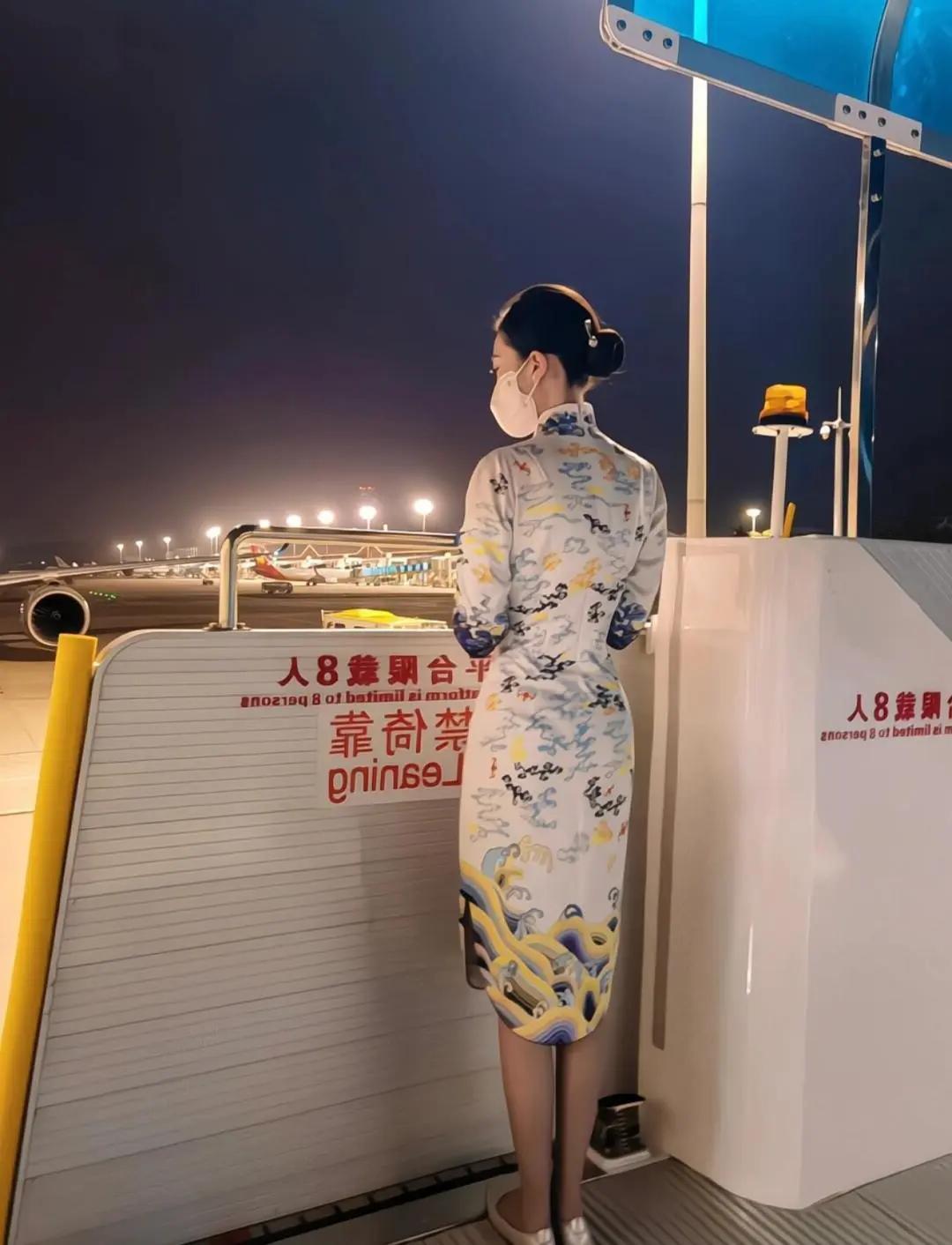 海航空姐凭栏观望…