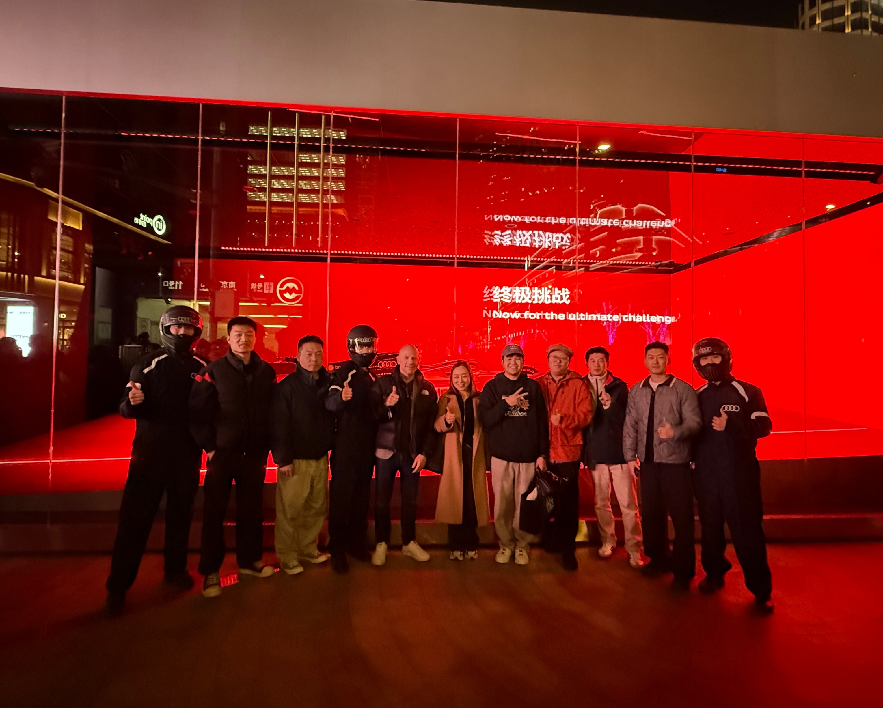 奥迪F1在上海太古汇的pop-up，晚上9点了人依然很多，排队进去看一场奥迪赛车