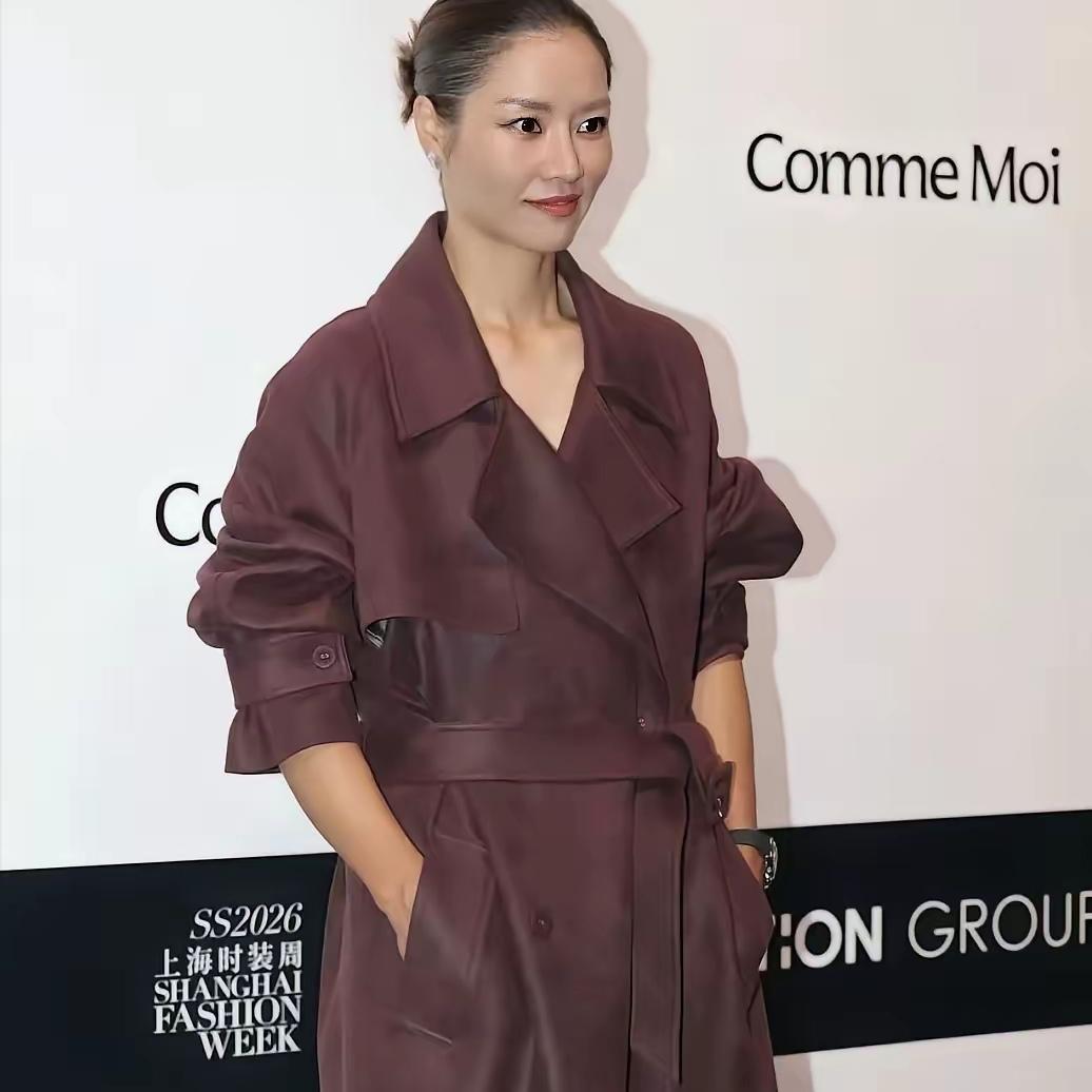 你能想象昔日网球场上的“猛将”李娜，摇身一变成为时尚宠儿吗？这巨大的反差，瞬间勾