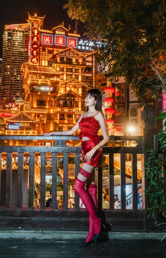 把整个夜景框进窗户的洪崖洞神仙酒店🌃