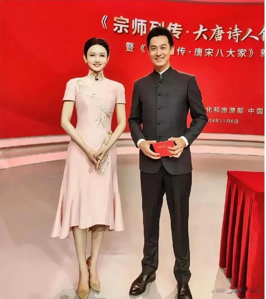 龙洋与徐冬主持《宗师列传》时尽显非凡气质。他们端庄大方，展现出对宗师文化的敬重。