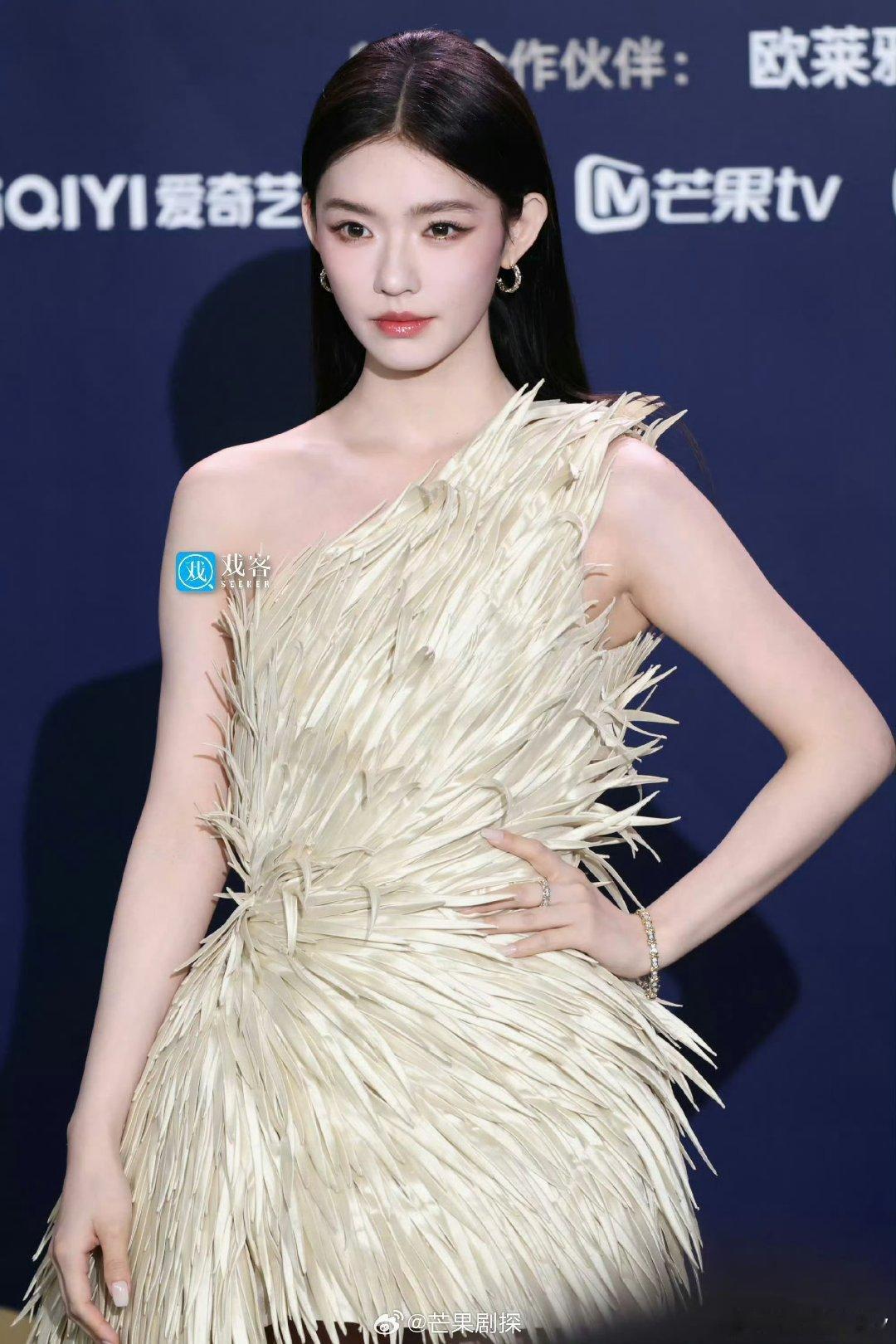 林允穿的裙子是用麦秆做的林允穿着用干麦秆做的裙子 林允穿的裙子是用麦秆做的啊，真
