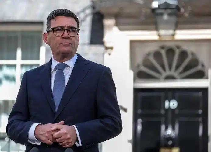 英国新首相伯纳姆竟然欺骗了全世界！底层百姓做梦也没想到，这个穿T恤拍视频的草根首