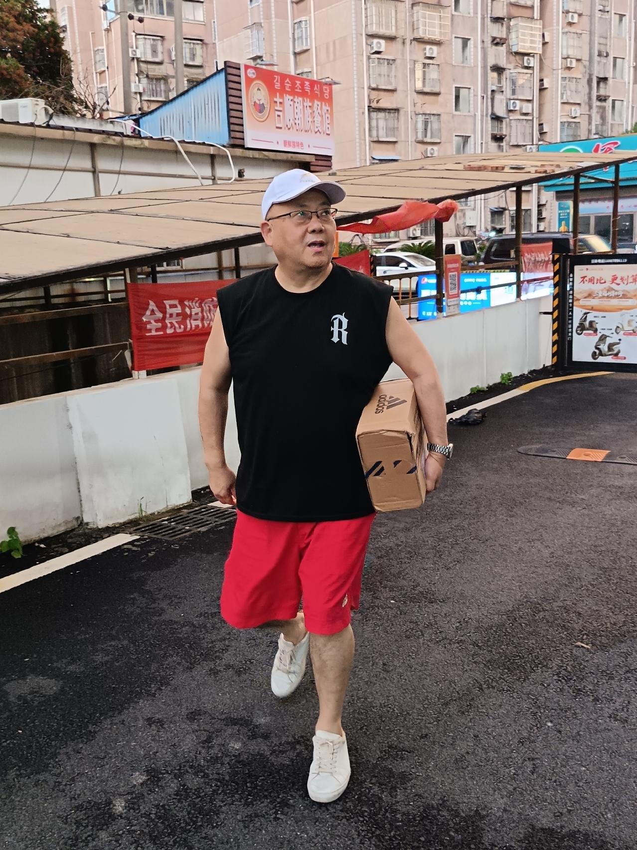 我今年63岁，退休才三年，身体基本面从整体来说，还是马马虎虎带着过去。

唯一的