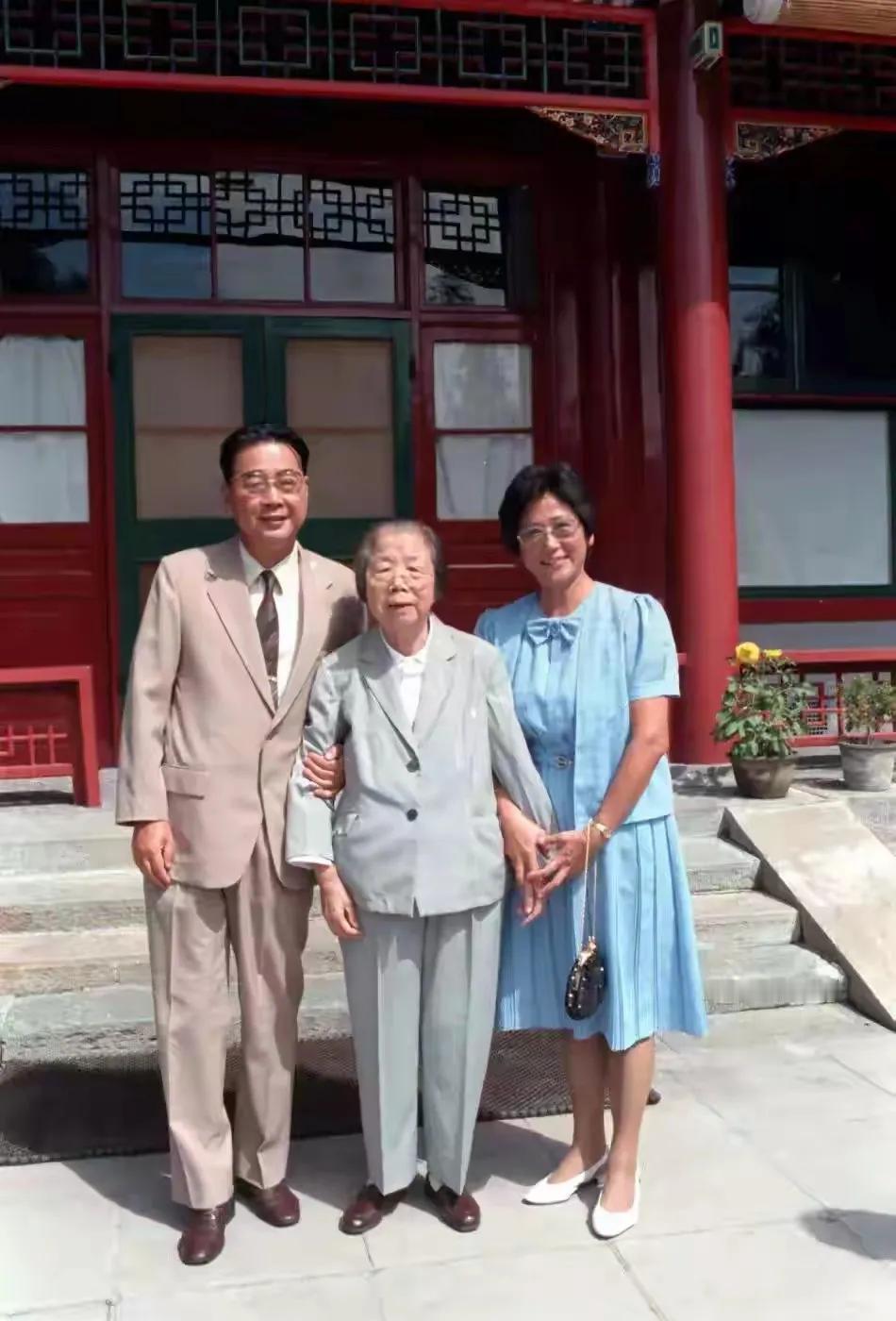 1986年，邓颖超同志与李鹏同志及夫人朱琳在北京中南海西花厅合影。