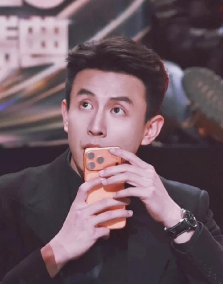 巴黎秀场后台，刘萧旭弯腰给助理系鞋带。
镜头没拍到，他也没说。
演戏这行，人人都