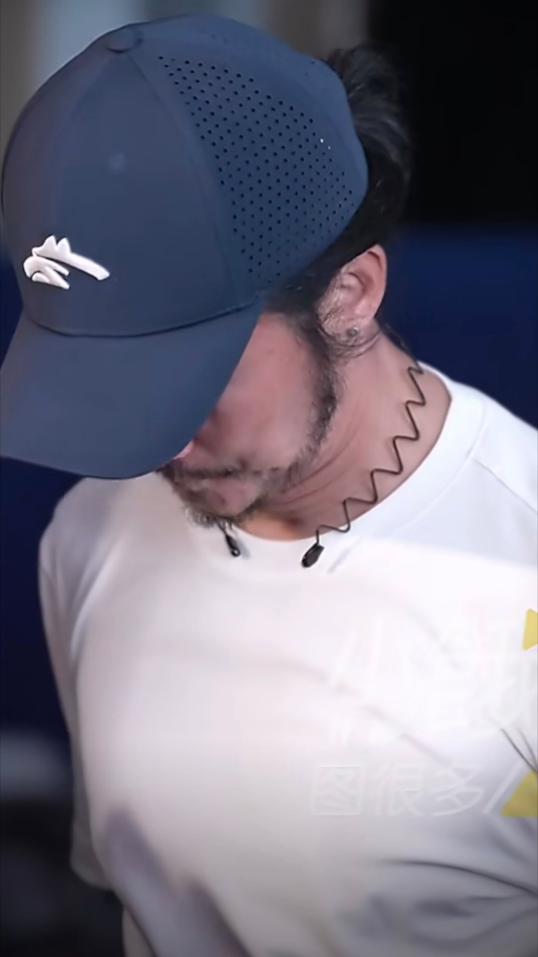 吴京居然戴了耳钉吴京也是老来俏了！居然还戴了耳钉 不过吴京年轻时候真挺帅的，扑面