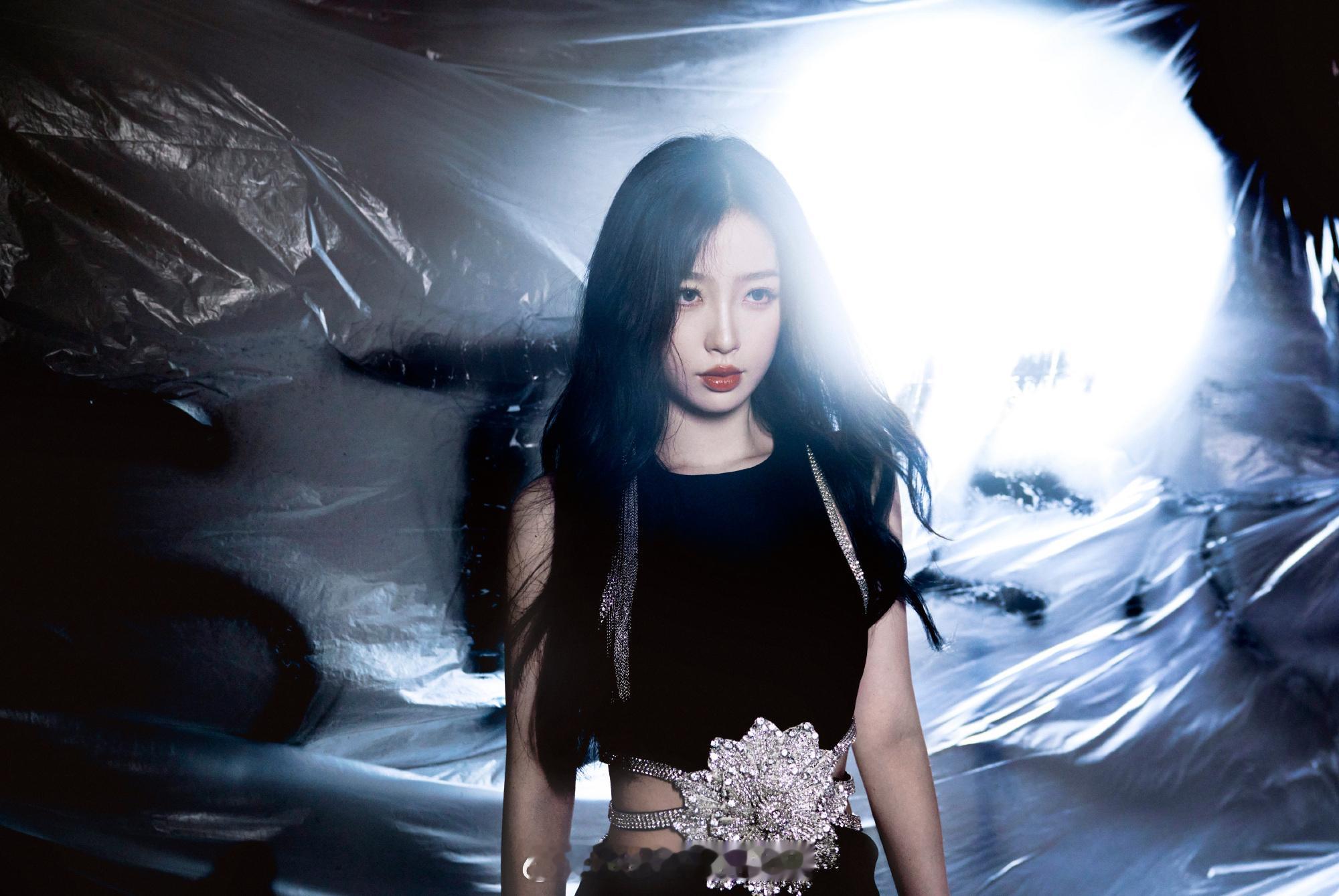 虞书欣晶饰花朵黑裙造型 