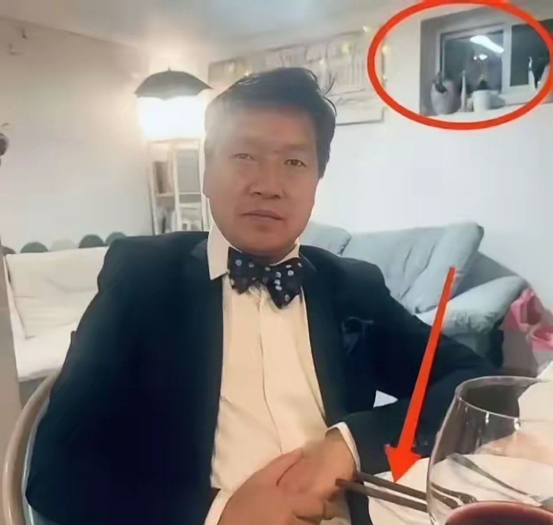 在租住的地下室西装领带的喝着刚从超市买来的廉价红酒用一边筷子一边刀叉吃着羞于晒出