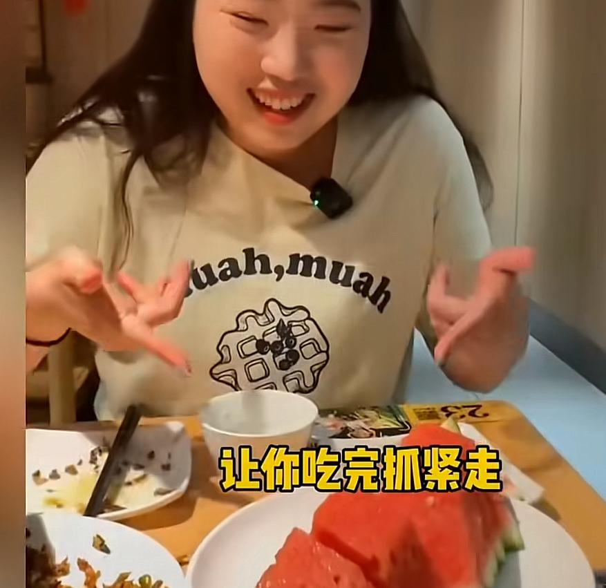 韩国游客本来正在吃自助餐，得知有西瓜后，肉也不香了，立马装了一整碟西瓜，一口一块