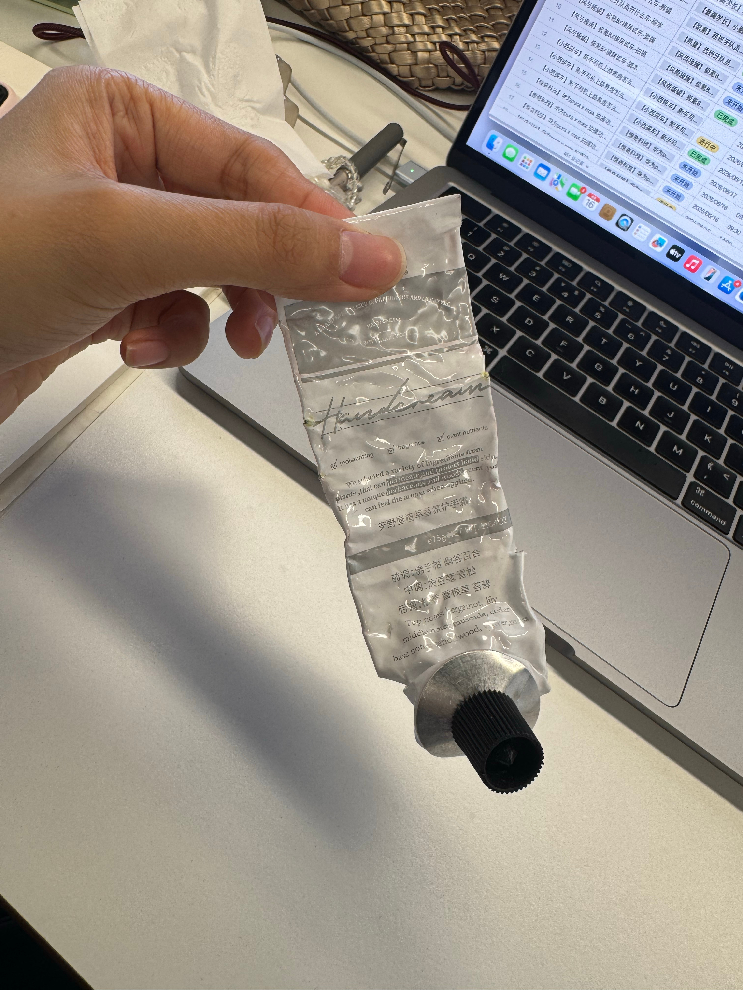 我真的超级喜欢这款护手霜的味道用了好久终于空管了