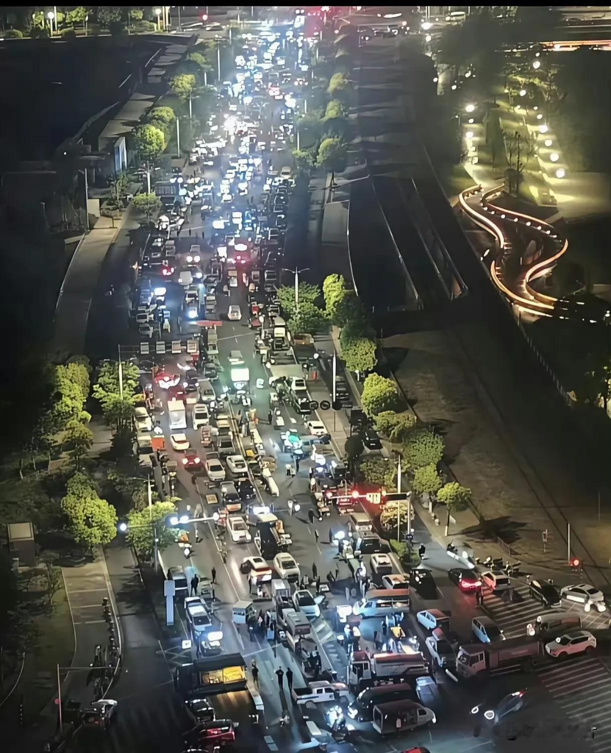 图一：夜晚的路边摊。
图二：清晨的马路。

“卖菜嘞！便宜卖咯！”“烤串烤串！十