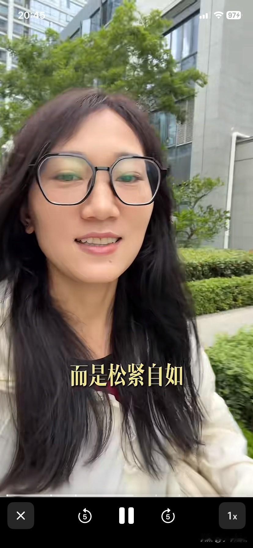 林丽又发视频了，看来是要带货了。
视频中林丽一改上一场直播前发的让人怜悯的模样，