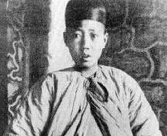 太监怎么上厕所？先说最关键的：古代正规太监，是把阴茎和睾丸一起切掉的。所以他们不