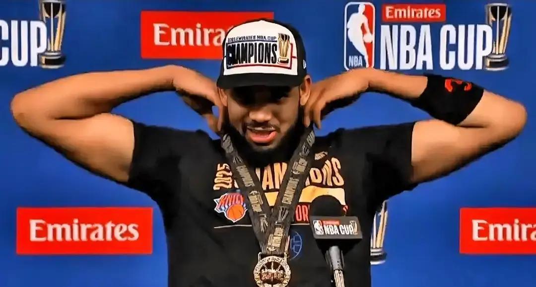 他赢下50万美金后，转身就“挥霍”在了故乡的水泥地上。
 
NBA三分王唐斯，没