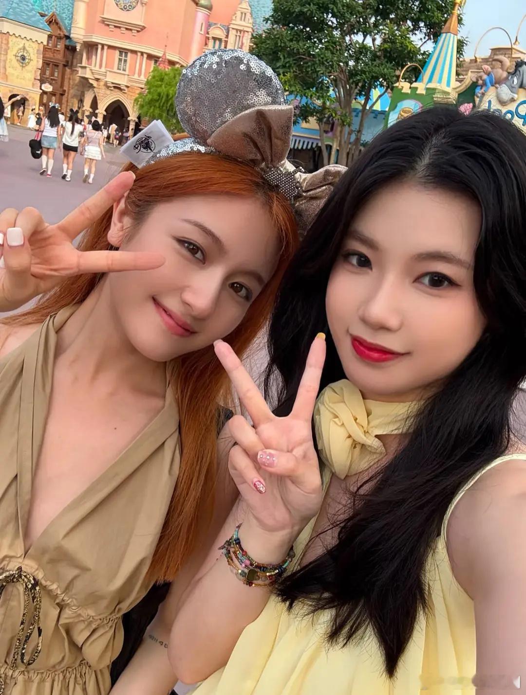 李兰迪竟然有好几个纹身，好有反差感。大众都觉得她会是乖乖女类型，性格也沉静，但其
