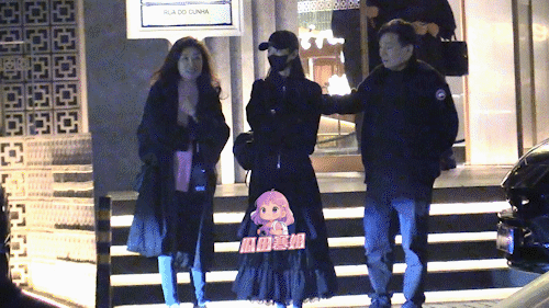 宋轶跑步姿势好可爱 宋轶纯黑look和朋友约饭，这酷帅的打扮和荧幕上的样子反差好