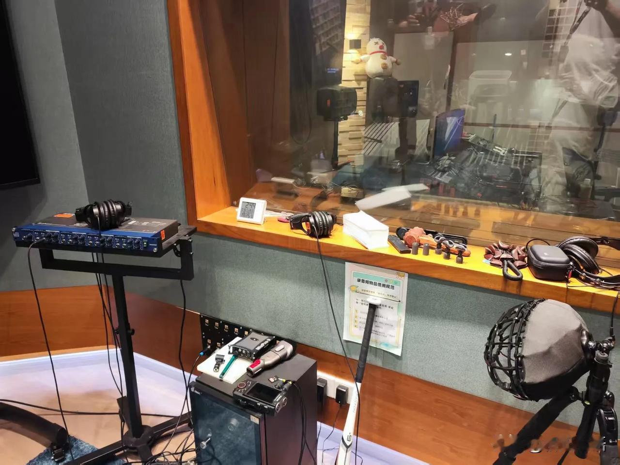 儿子回上海了，昨天是他去新公司的第一天，收获挺多的。

1.办理入职手续，Hr做