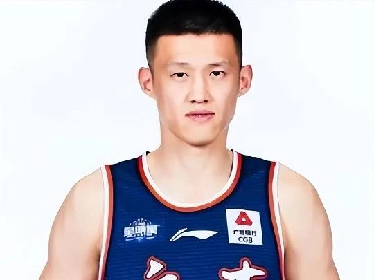 CBA最新消息：据广东男篮官方报道，今天是广东男篮球员周鹏的37岁生日，祝他生日