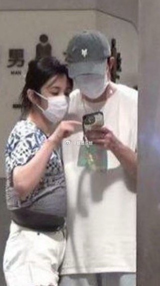 两个挺好的人，都是非常好的演员，就是这恋爱谈的是犹抱琵琶半遮面的，官宣还单方官宣