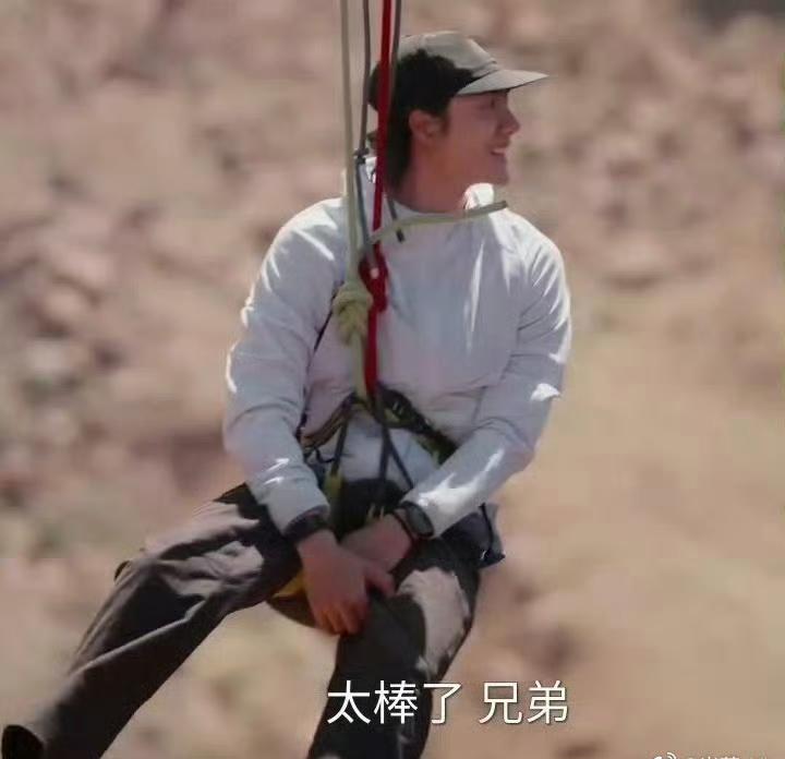 笑不活了！看到王一博从114米高空突遇强风坠落，本能双手护裆的瞬间太可爱了！难怪
